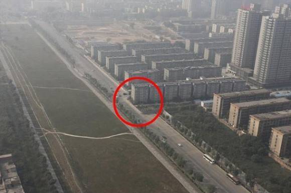China Accidentally Builds Building In the Middle of Highway. Decides To Leave It.