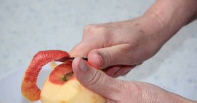 Crazy Guy Shows The Quickest Way To Peel An Apple – Watch It!