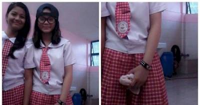 These Girls Took A Selfie At School But If You Look Close You Will Be Surprised