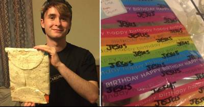 These People Are Trying Something New When It Comes To Their Christmas Wrapping