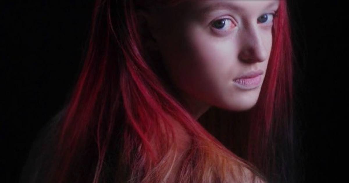 Woman Invents A Hair Dye That Changes Colours Automatically And It's Absolutely Insane