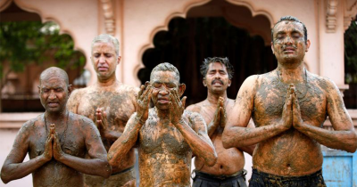 Annual Cow Poo Festival Kicks Off In India As People Chuck Dung At One Another