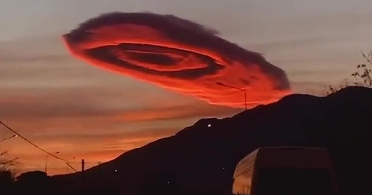 Bizarre UFO-like Cloud Formation Stuns Onlookers