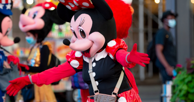 People Are Just Discovering What The 'Disney Hug Rule' Means At Theme Parks Worldwide